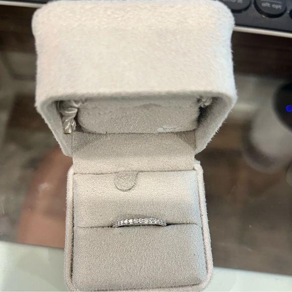 Italic solid gold eternity band size 6, 1.8mm width new in box - Picture 3 of 4